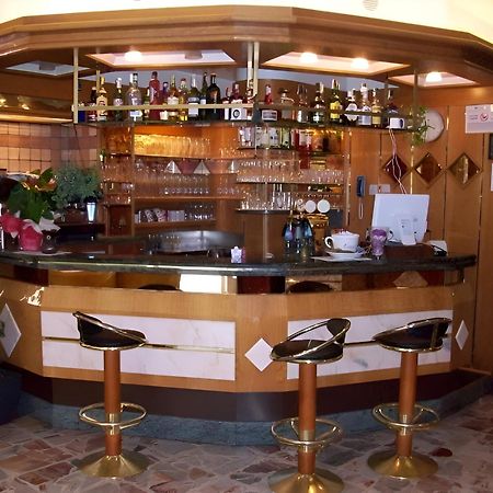 Hotel Angelini Torbole Sul Garda Esterno foto