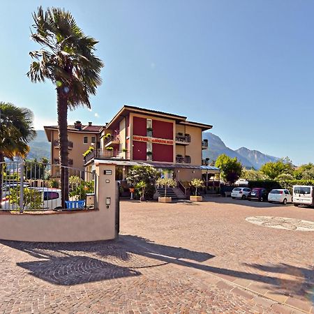 Hotel Angelini Torbole Sul Garda Esterno foto