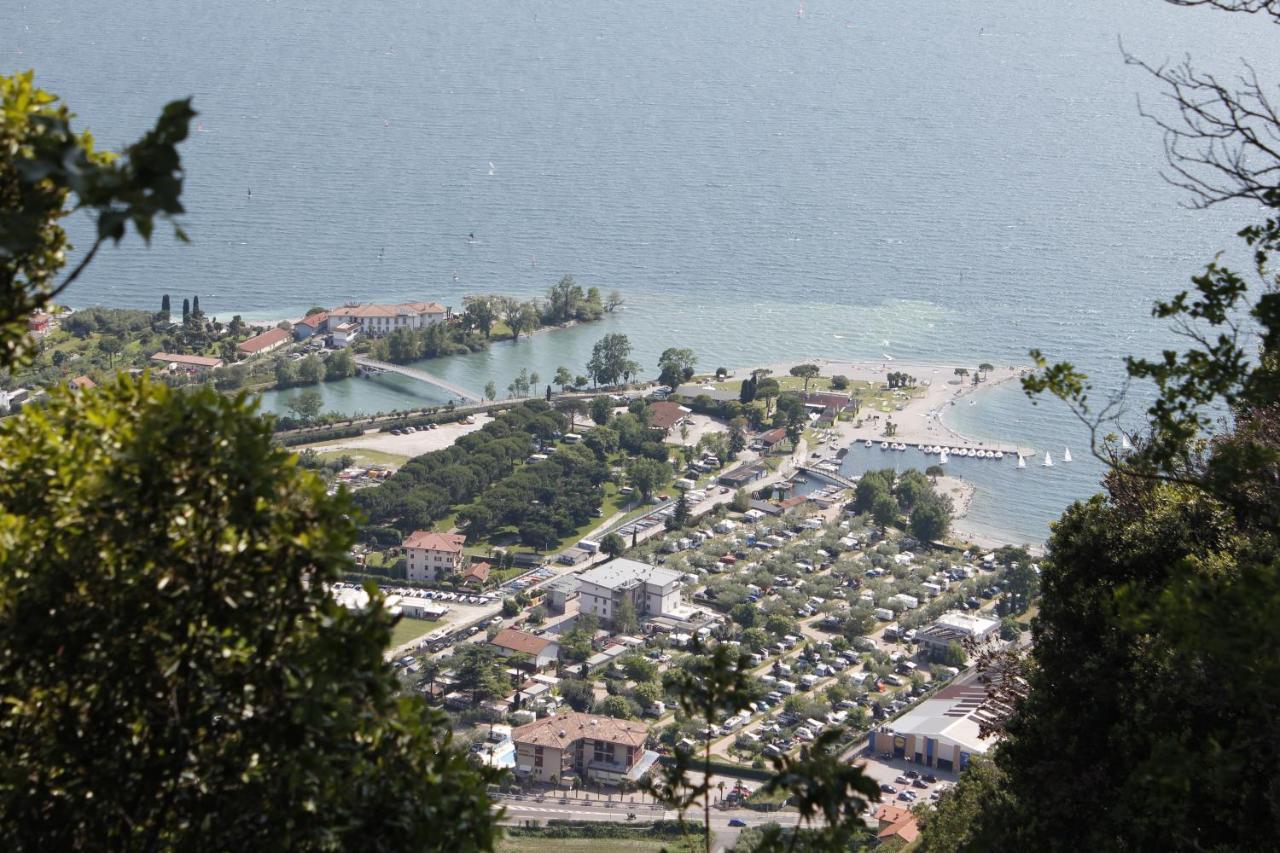 Hotel Angelini Torbole Sul Garda Esterno foto