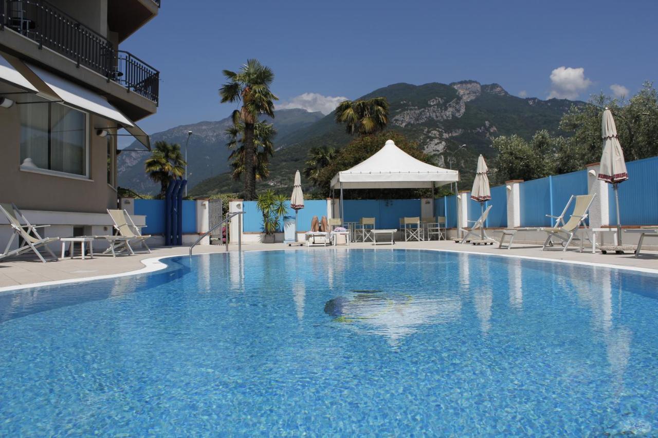 Hotel Angelini Torbole Sul Garda Esterno foto