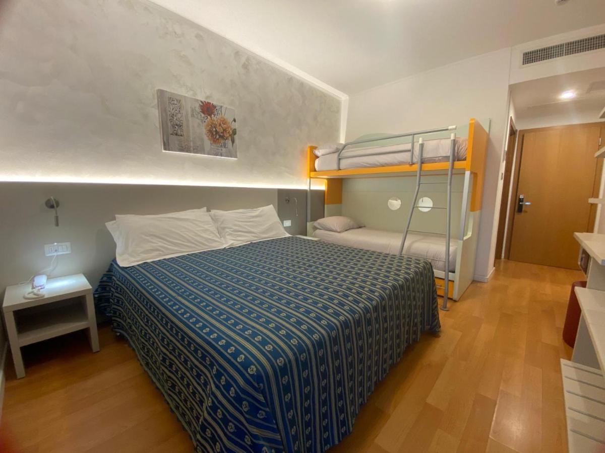 Hotel Angelini Torbole Sul Garda Esterno foto