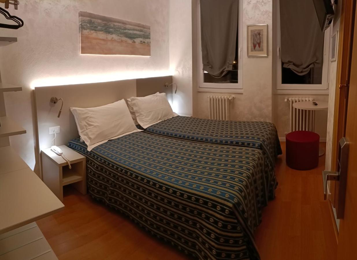Hotel Angelini Torbole Sul Garda Esterno foto