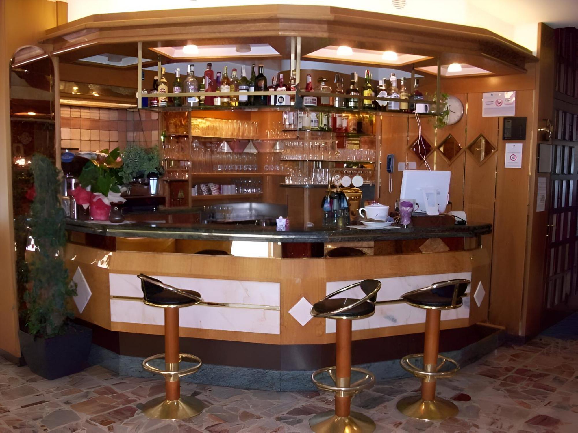 Hotel Angelini Torbole Sul Garda Esterno foto