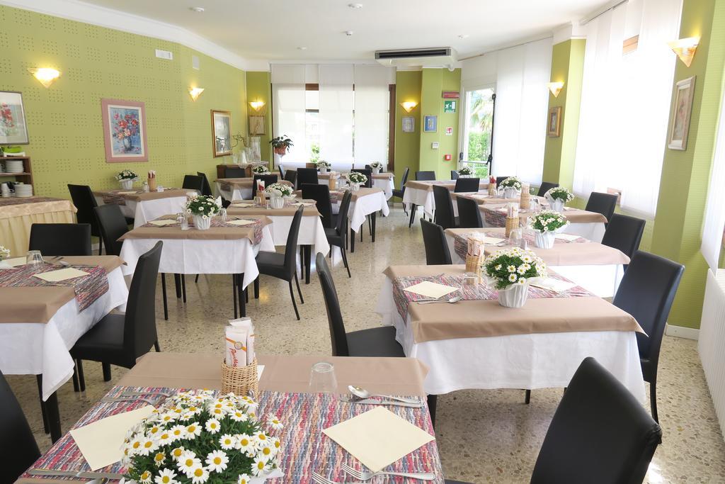 Hotel Angelini Torbole Sul Garda Esterno foto