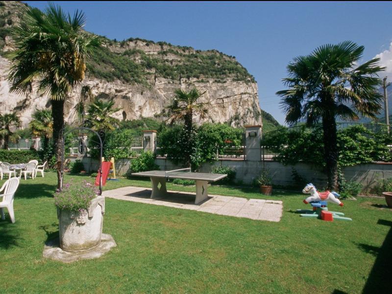 Hotel Angelini Torbole Sul Garda Esterno foto